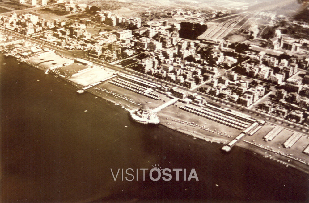 VisitOstia - veduta aerea di Ostia, con in primo piano lo scomparso stabilimento balneare "Roma" (anni '30)