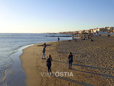 Ostia passeggiata sulla spiaggia in inverno